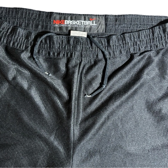 Vintage Y2K Nike Men's Black Basketball Shorts - Picture 4 of 5